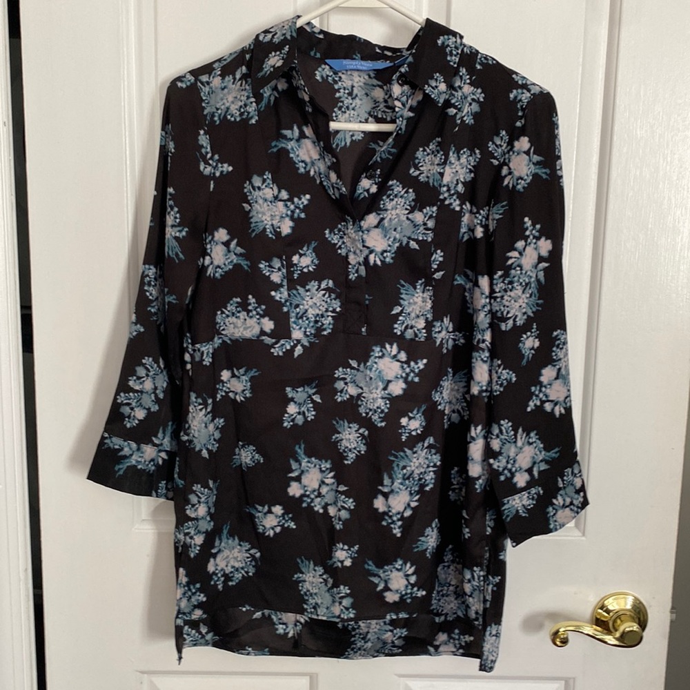 Gorgeous Vera Wang Top Size XS. Feels like Silk! Like New!